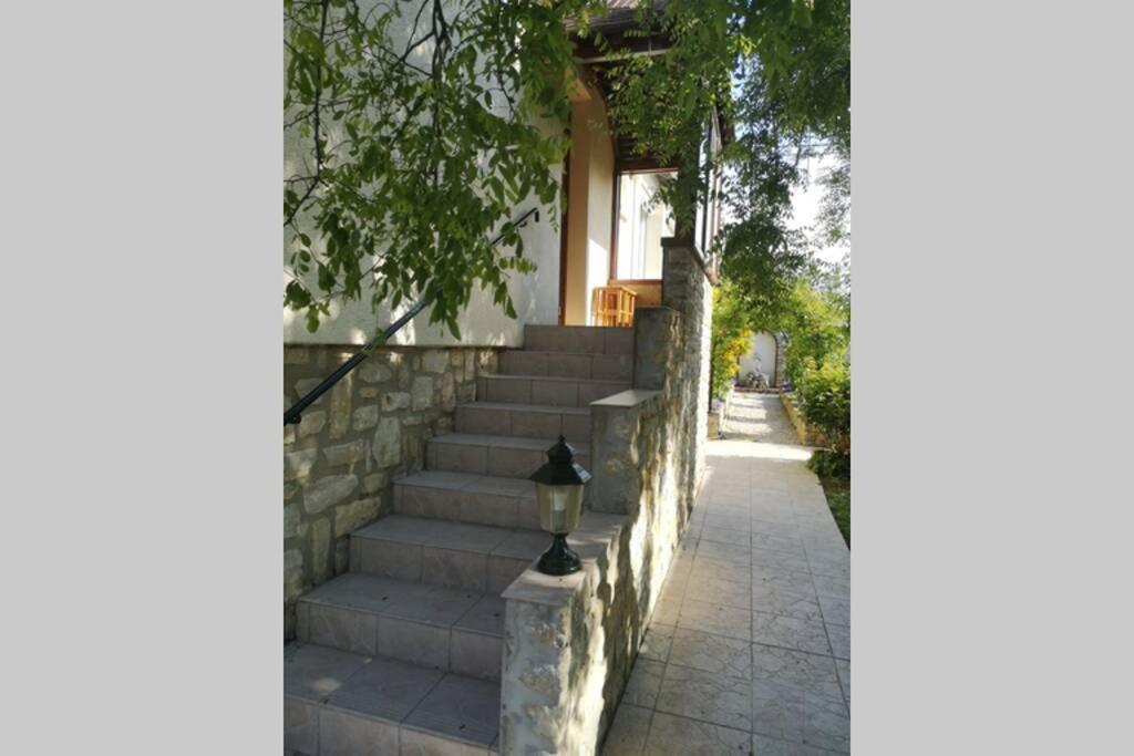 La Roseliere Maison Plain Pied Confortable Belle Decoration Jardin Magnifique 10 Mn A Pied Centre Ville Bayeux Proche Plages Du Debarquement Exteriör bild